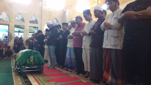 Jenazah Jupe disalatkan di masjid (Foto: Kelik Wahyu/kumparan)