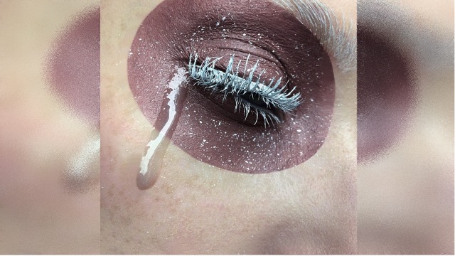 Tren make up mata 'Fake Tears'. (Foto: Instagram/laurakalmakoff)