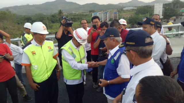 Menteri PUPR hadiahi kepala proyek. (Foto: Novan Nurul Alam/kumparan)