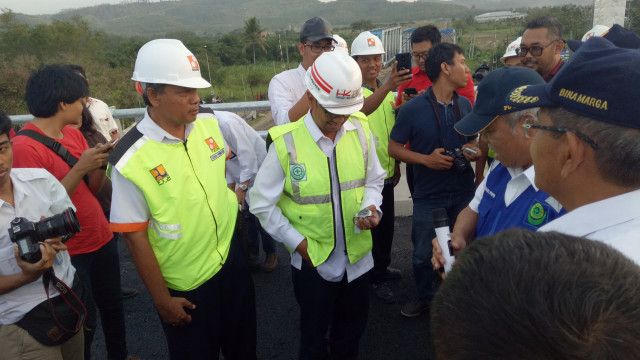 Menteri PUPR hadiahi kepala proyek. (Foto: Novan Nurul Alam/kumparan)