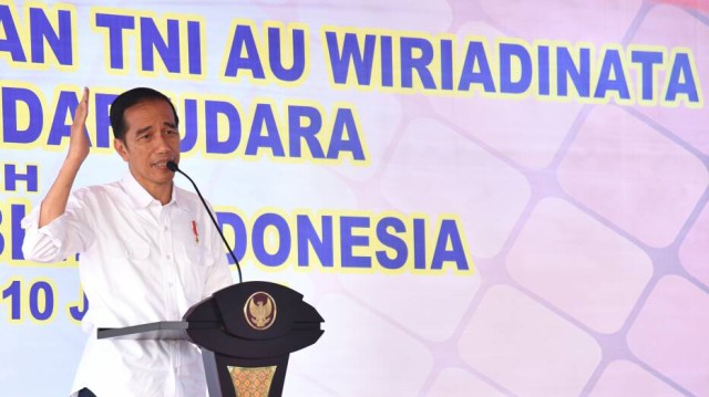 Jokowi di Pangkalan Udara TNI AU Wiriadinata. (Foto: Laily Rachev/Biro Pers Setpres)
