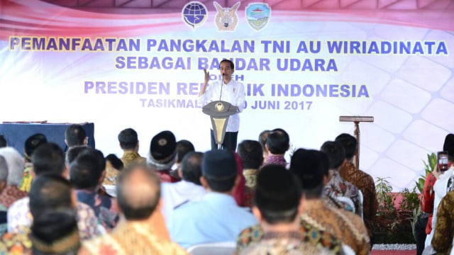 Jokowi di Pangkalan Udara TNI AU Wiriadinata. (Foto: Laily Rachev/Biro Pers Setpres)