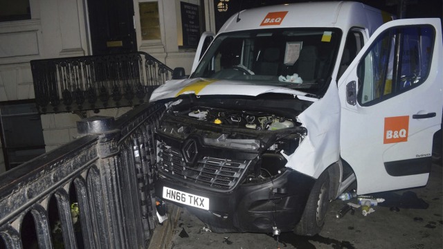 Van yang digunakan dalam serangan London Bridge. (Foto: Metropolitan Police London via AP)