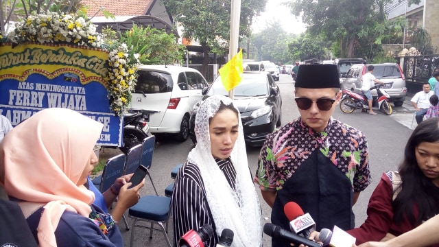 Ussy dan Andika melayat suami Ririn Ekawati (Foto: Yurika Kencana/kumparan)