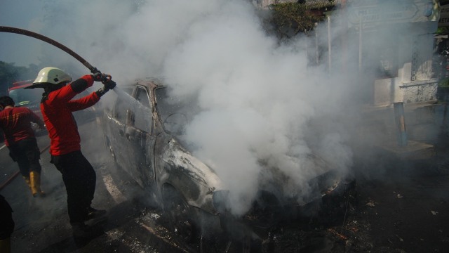 Ilustrasi Kecelakaan Mobil Terbakar Foto: ANTARA/Syaiful Arif