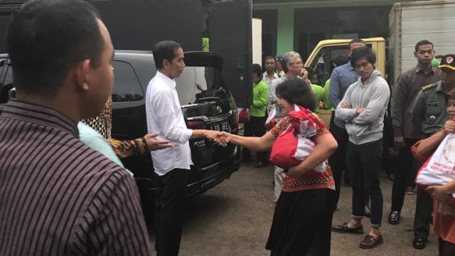 Jokowi bagikan sembako di Desa Sindangsari, Bogor. (Foto: Dok. Istimewa)