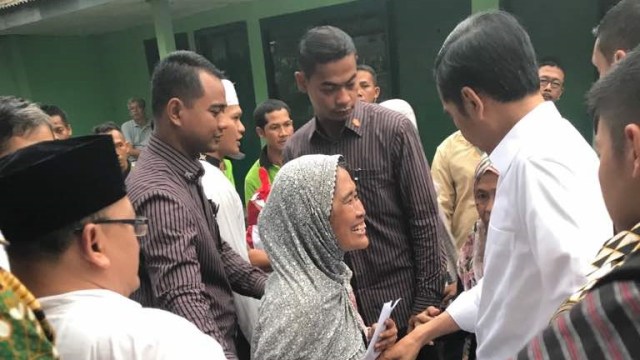 Jokowi bagikan sembako di Desa Sindangsari, Bogor. (Foto: Dok. Istimewa)