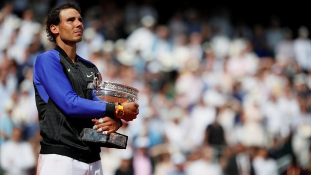 Harunya Nadal merengkuh trofi Roland-Garros. (Foto: Christian Hartmann/Reuters )