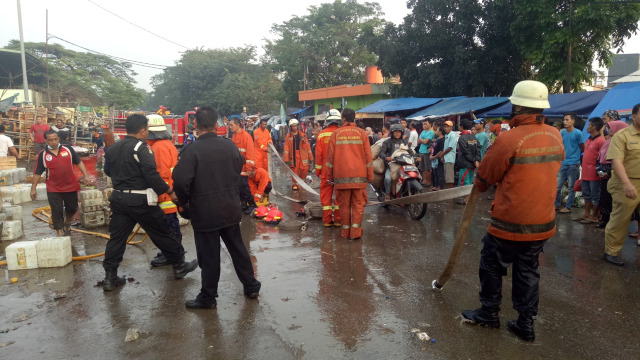 Petugas Damkar usai memadamkan api. (Foto: Aria Pradana/kumparan)