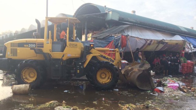 Alat berat membersihakan sisa kebakaran. (Foto: Kelik Wahyu/kumparan)