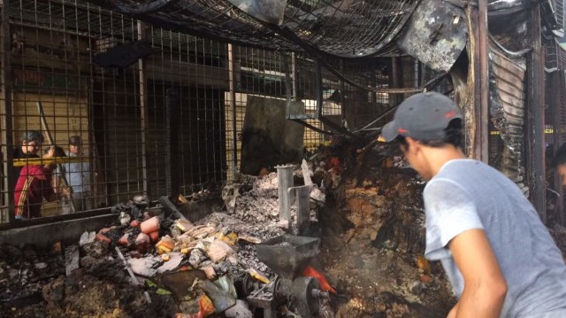 Kios pedagang di Pasar Kramat Jati terbakar. (Foto: Kelik Wahyu/kumparan)