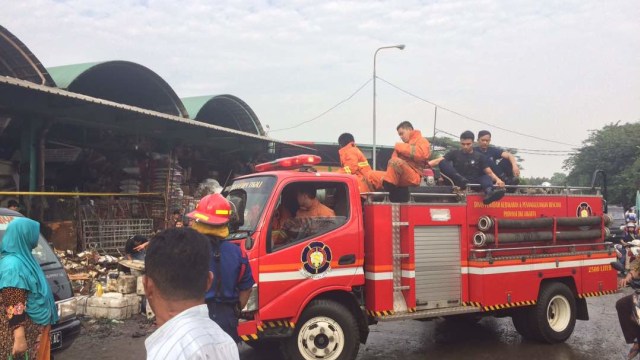 Damkar kembali dikerahkan ke Pasar Kramat Jati. (Foto: Kelik Wahyu/kumparan)