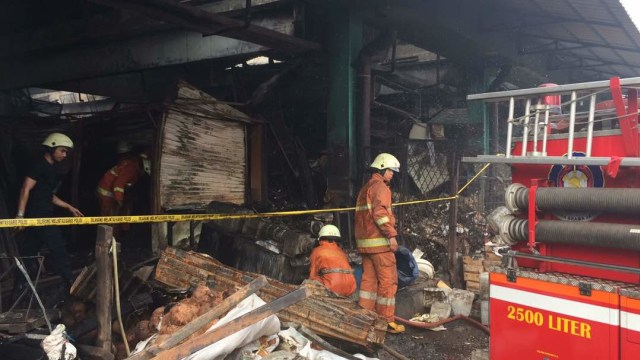 Damkar kembali dikerahkan ke Pasar Kramat Jati. (Foto: Kelik Wahyu/kumparan)