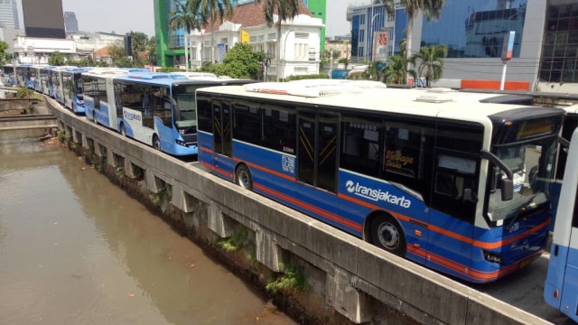 Bus TransJakarta Macet di Halte Harmoni (Foto: Ainul Qalbi/kumparan)