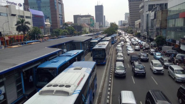 Bus TransJakarta Macet di Halte Harmoni (Foto: Ainul Qalbi/kumparan)