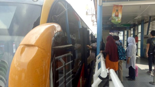 rans Jakarta di blok M masih melayani penumpang. (Foto: Aria Pradana/kumparan)
