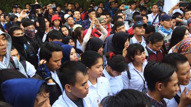 Aksi demo di gedung PT TransJakarta (Foto: Kelik Wahyu Nugroho/kumparan)