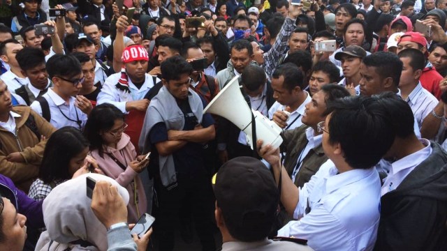 Aksi demo di gedung PT TransJakarta (Foto: Kelik Wahyu Nugroho/kumparan)