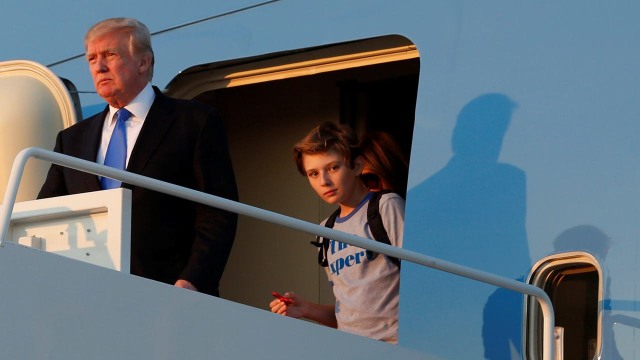 Donald Trump dan Barron (Foto: REUTERS/Yuri Gripas)