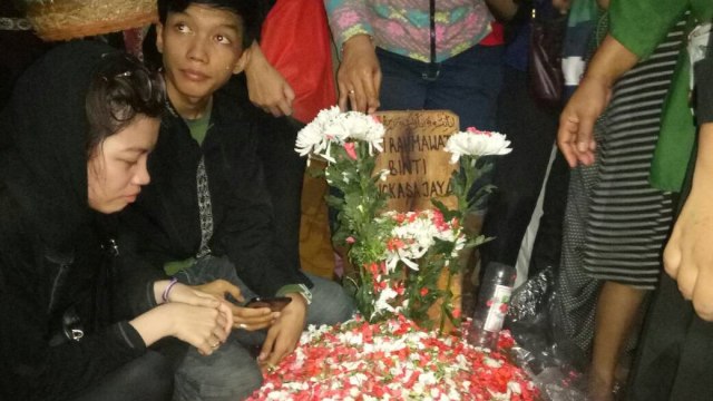 Fans Jupe berfoto di makamnya (Foto: DN Mustika Sari/kumparan)