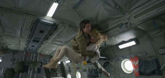 Tom dengan menyelamatkan Jenny di pesawat (Foto: Universal Pictures)