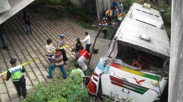 Bus terjatuh di ruas tol Tangerang-Merak  (Foto: Instagram/@jktinfo )