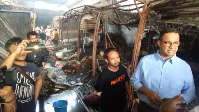 Anies tengok sisa kebakaran Pasar Kramat Jati (Foto: Wandha Nur/kumparan)