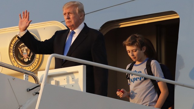 Barron, anak Trump memegang spinner (Foto: AP Photo/Patrick Semansky)