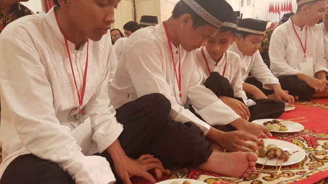 Tiga penyandang tunanetra berbuka bersama (Foto: Yudhistira AS/kumparan)
