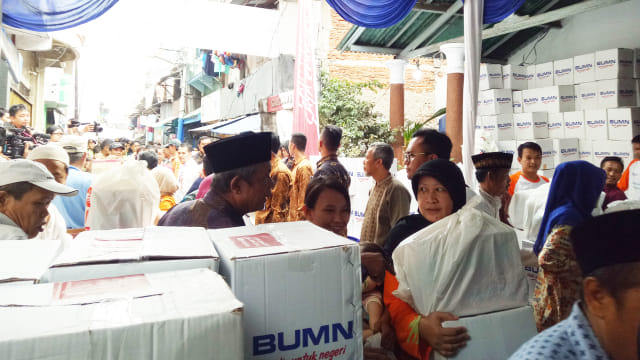 Pembagian 200 ribu paket Ramadhan BUMN. (Foto: Nicha Muslimawati/kumparan)