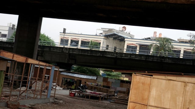 Bangunan liar di kolong Tol Kalijodo (Foto: Aditia Noviansyah/kumparan)