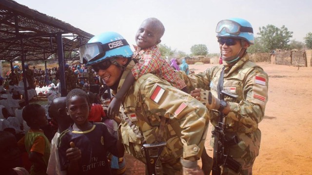 TNI bantu anak-anak Sudan (Foto: Instagram/@unamid35c_darfur)