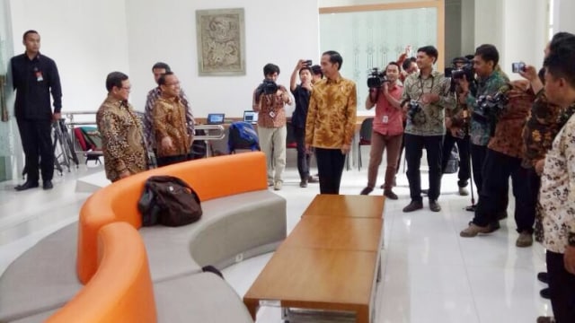 Jokowi di press room Istana. (Foto: Nicha Muslimawati/kumparan)