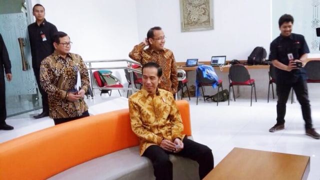 Jokowi di press room Istana. (Foto: Nicha Muslimawati/kumparan)