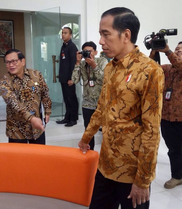 Jokowi di press room Istana (Foto: Nicha Muslimawati/kumparan)