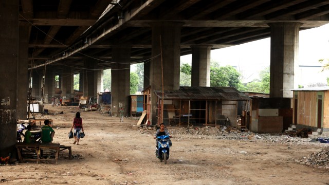 Bedeng di kolong Tol Teluk Intan (Kalijodo) (Foto: ANTARA FOTO/Rivan Awal Lingga)