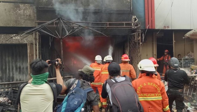 Petugas damkar melakukan pemadaman (Foto: Aria Pradana/kumparan)