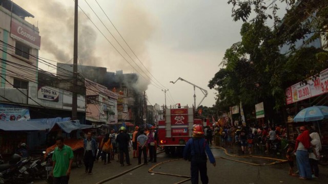 Masih terlihat asap di lokasi kebakaran (Foto: Aria Pradana/kumparan)