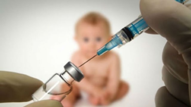 Pemberian vaksin kepada anak (Foto: Dok. rsa.ugm.ac.id)