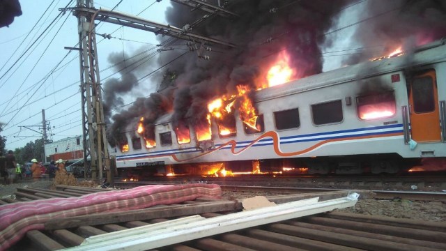 Gerbong kereta terbakar (Foto: Dok. Istimewa)