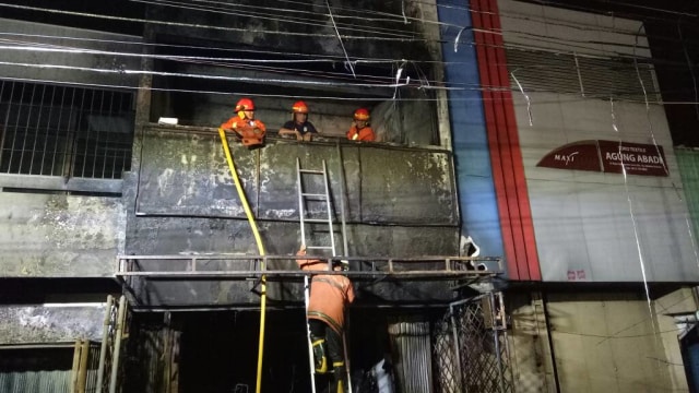 Pendinginan di lokasi kebakaran Keb.Lama (Foto: Aria Pradana/kumparan)