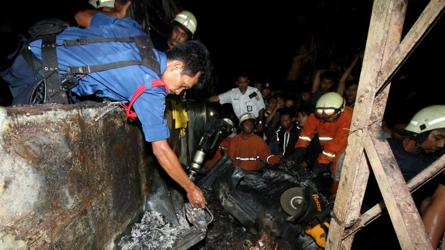 Evakuasi usai kecelakaan mobil tabrak kereta (Foto: Antara/Rivan Awal Lingga)