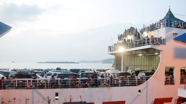 Kapal Ferry (Foto: Antara/M.Tohamaksun)