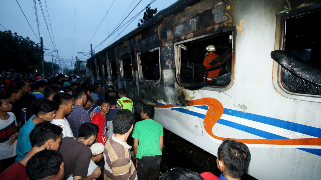 Kereta Walahar Ekspres terbakar usai kecelakaan (Foto: ANTARA FOTO/Rivan Awal Lingga)