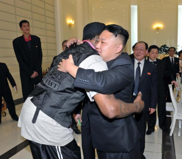 Rodman berpelukan dengan Kim Jong Un. (Foto: Reuters.)