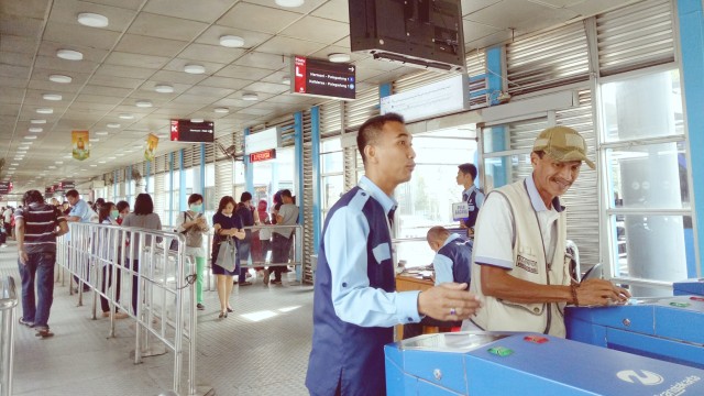 Pengguna Trans Jakarta di halte Harmoni. (Foto: Jihad Akbar/kumparan)