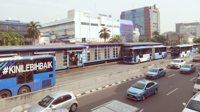 Suasana halte Trans Jakarta Harmoni. (Foto: Jihad Akbar/kumparan)