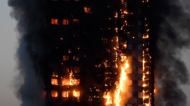 Kebakaran gedung di London (Foto: Reuters/Toby Melville)