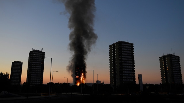 Kebakaran gedung di London (Foto: Reuters/Toby Melville)