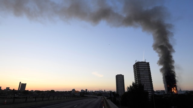 Kebakaran gedung di London (Foto: Reuters/Toby Melville)